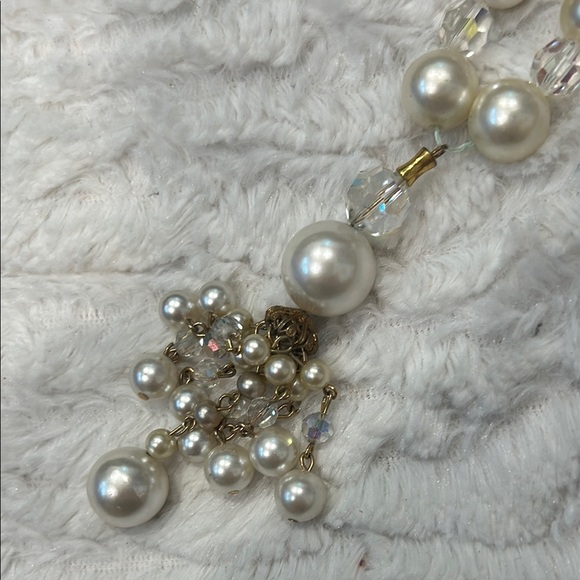 Vintage Gold and White Necklace with Elegant Design - Picture 3 of 10